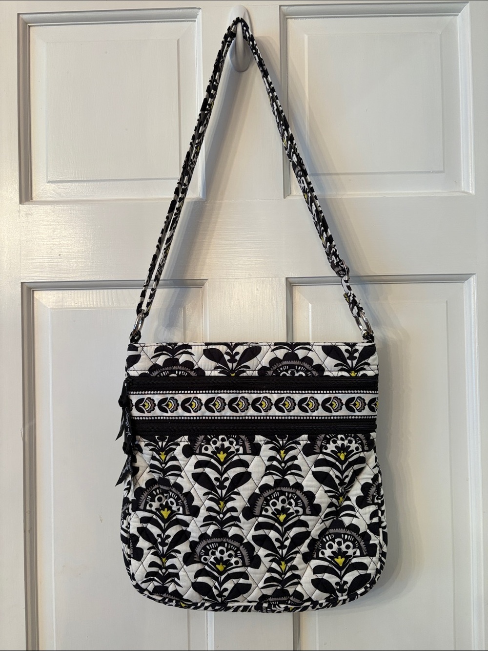 Vera Bradley Black White Fanfare Adjustable Shoulder to Crossbody Bag Preowned